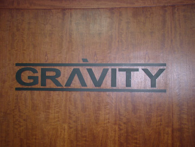 入口にはGRAVITY社のロゴが。なんか下の点がとれてませんか？(;´Д｀)